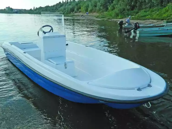 Стеклопластиковая лодка Пингвин с консолью (тримаран) в Миассе