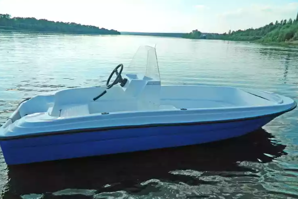 Стеклопластиковая лодка Пингвин с консолью (тримаран) в Миассе