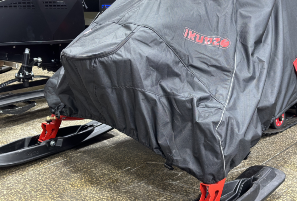 Чехол транспорт. снегохода IKUDZO HUNTER черно-красный Оксфорд ПРЕМИУМ качества с лого IKUDZO в Миассе