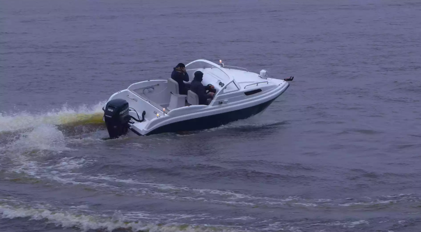 Стеклопластиковый катер Neman-550 с каютой в Миассе