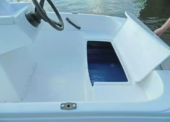 Стеклопластиковая лодка Пингвин с консолью (тримаран) в Миассе