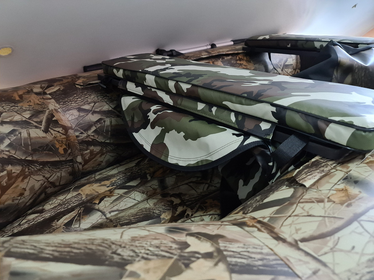 КОМПЛЕКТ МЯГКИХ НАКЛАДОК С СУМКОЙ ДЛЯ ЛОДОК 80Х20 КАМУФЛЯЖ в Миассе